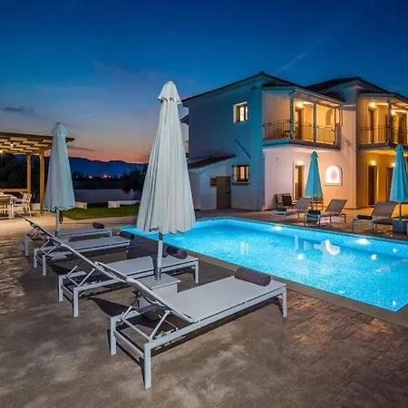 Sleeps 9 Pool Air Con Wifi Вилла