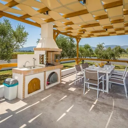Sleeps 9 Pool Air Con Wifi